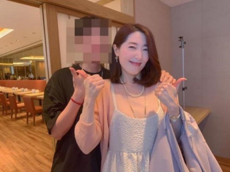 Mới đây, trên mạng xã hội bất ngờ tràn lan hình ảnh mới nhất của nữ nghệ sĩ Dương Tư Mẫn. Dù đã khá lớn tuổi tuy nhiên mỹ nhân vẫn giữ được nét trẻ rung rạng ngời.