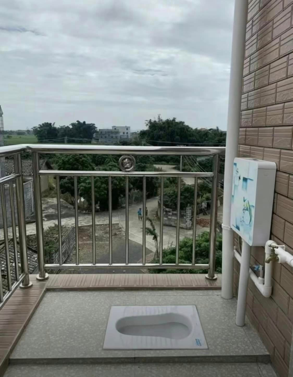 Thiết kế nhà vệ sinh lộ thiên mát mẻ, thông thoáng, hoà mình với thiên nhiên. Tuy nhiên có ai dám đi vệ sinh ở đây không thì không biết.