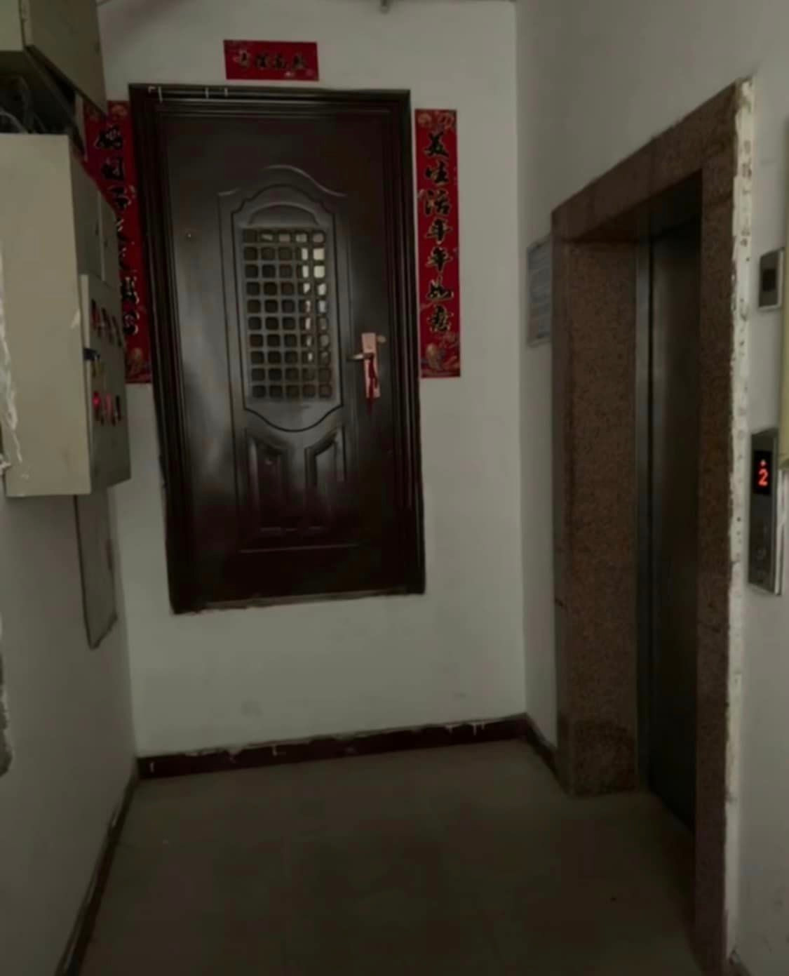 Cửa nhà chống chỉ định với những người chân ngắn.