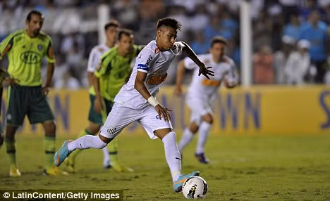 Ngày 5/2 là sinh nhật của Neymar và vào ngày này cách đây 3 năm, tiền đạo người Brazil đã đạt tới cột mốc đáng tự hào: ghi bàn thứ 100 trong sự nghiệp chuyên nghiệp khi mới 20 tuổi. Bàn thắng đáng nhớ này được Neymar ghi trong trận đấu với Palmeiras.