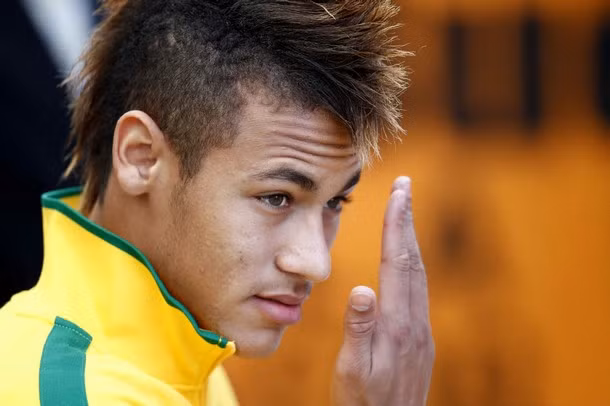 Bất chấp tài năng của Neymar, anh vẫn bị HLV Dunga bỏ qua cho chiến dịch World Cup 2010 bất chấp sự kêu gọi từ Pele và Romario. Thậm chí đã có 14.000 người hâm mộ Brazil ký vào đơn yêu cầu Dunga triệu tập Neymar, nhưng cuối cùng anh vẫn không được đến Nam Phi, thậm chí là ở danh sách sơ bộ.