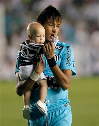 Con trai Davi Lucca của Neymar chào đời hồi tháng 8/2011, anh mới 19 tuổi. Mẹ của Lucca là Carolina Dantas, nhưng Neymar không còn quan hệ với mẹ của đứa con của mình.