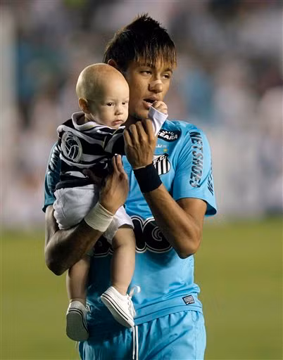 Con trai Davi Lucca của Neymar chào đời hồi tháng 8/2011, anh mới 19 tuổi. Mẹ của Lucca là Carolina Dantas, nhưng Neymar không còn quan hệ với mẹ của đứa con của mình.
