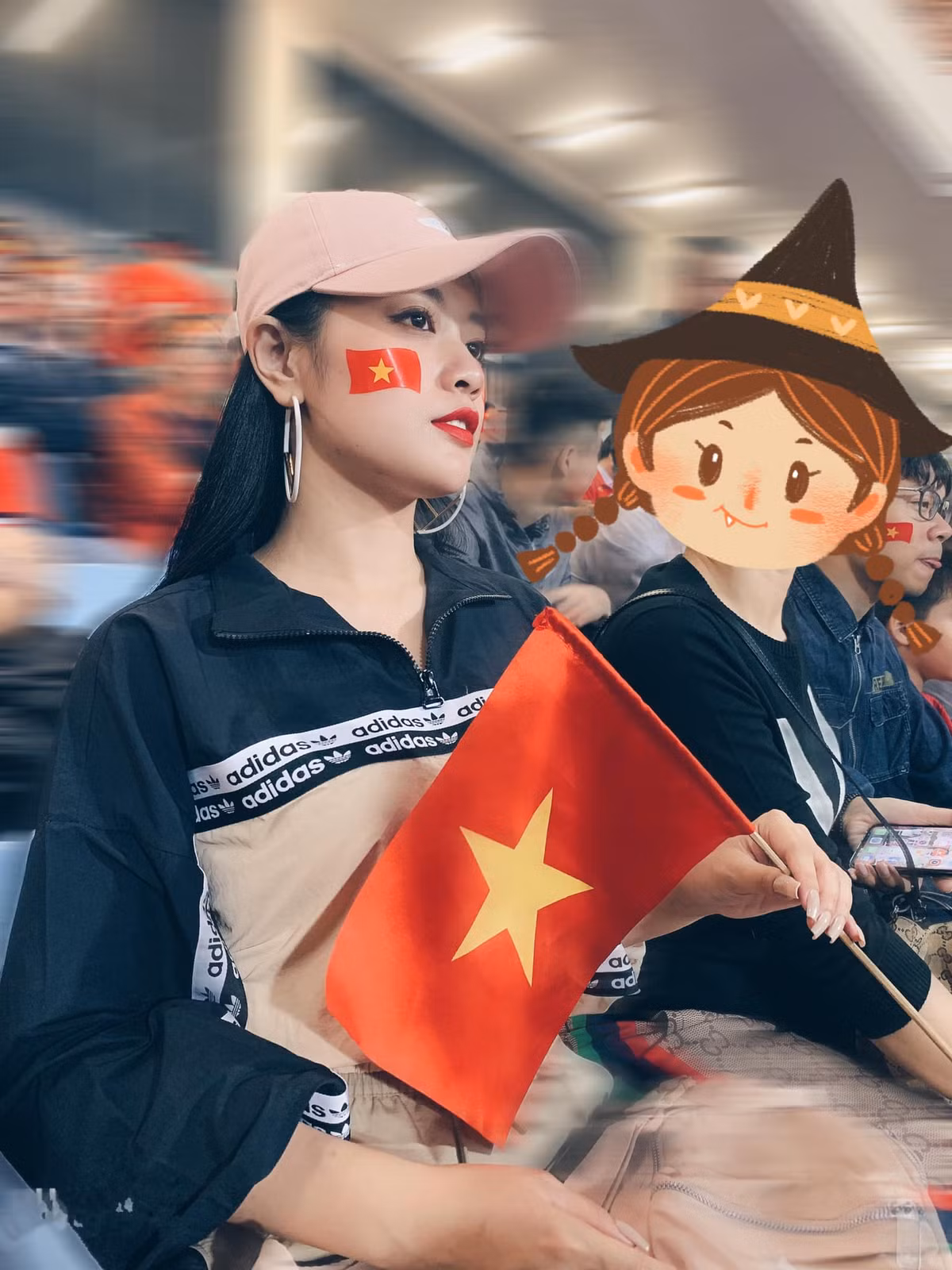 Trước đó, nhiều lần Thu Hằng đã có mặt trên sân vận động Quốc gia Mỹ Đình để cổ vũ đội tuyển Việt Nam nói chung và cổ vũ Quang Hải nói riêng.