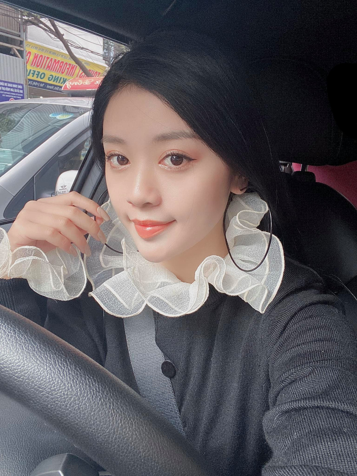 Cô hot girl 9x cũng là quán quân Sao Mai Điểm Hẹn 2015 dòng nhạc dân gian. Năm 2018, Thu Hằng cũng là 1 trong 10 gương mặt trẻ tiêu biểu Thủ đô được vinh danh.