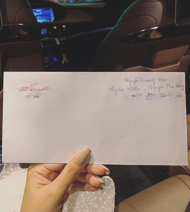 Trên trang cá nhân, Thu Hằng khoe tấm vé xem tuyển Việt Nam thi đấu mà cô được cầu thủ Quang Hải gửi tặng khiến nhiều người trầm trồ.