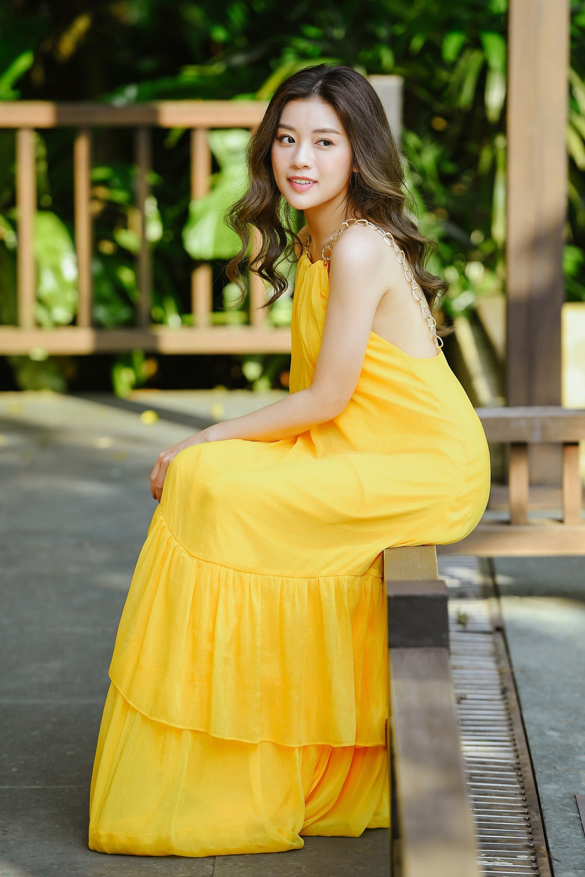 Thu Hằng từng tốt nghiệp xuất sắc hệ trung cấp 4 năm tại Học viện âm nhạc Quốc gia Việt Nam năm 2015 và được tuyển thẳng lên đại học.