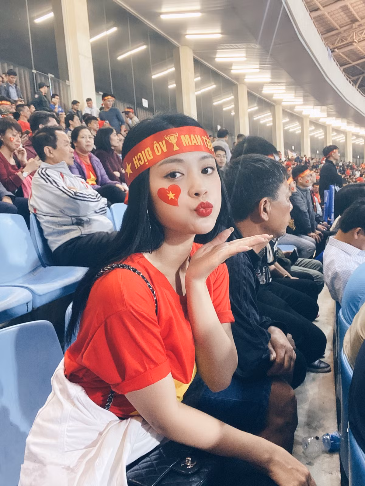 Không phải khoảnh khắc được cameraman ghi lại như mọi khi, những hình ảnh cô gái xinh đẹp ngồi trên khán đài là do cô nàng tự chụp. Với vẻ ngoài xinh xắn, dịu dàng, ngay lập tức thông tin của cô nàng được tìm ra.