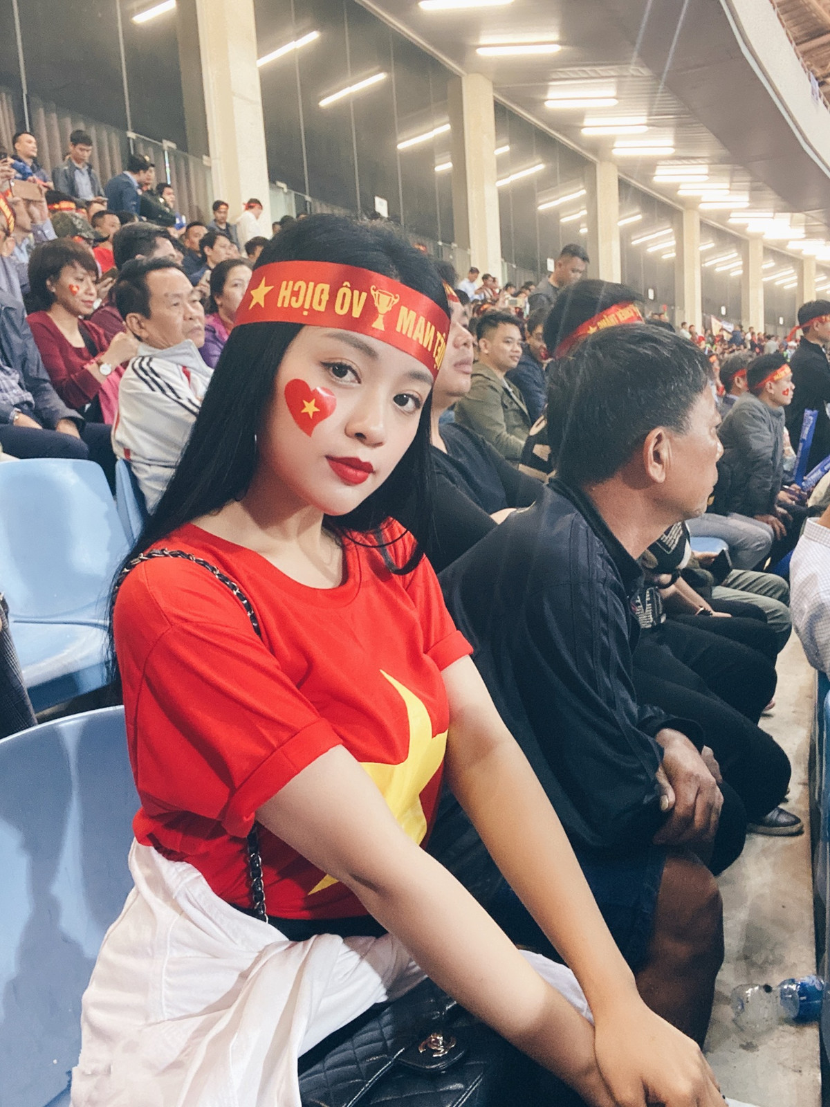 Được biết, cô gái xinh đẹp có mặt cổ vũ đội tuyển Việt Nam tối qua là Nguyễn Thu Hằng (sinh năm 1995) - thủ khoa Thanh nhạc của Nhạc viện Hà Nội.