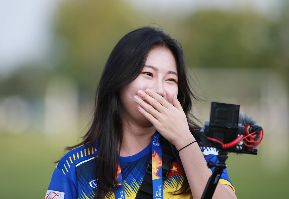 Nữ phóng viên Yoonkyung Cha được đài truyền hình KBS cử tới Thái Lan theo dõi đội tuyển U23 Hàn Quốc và đội tuyển U23 Việt Nam. Đến sân tập, cô nàng mặc chiếc áo tập của các học trò HLV Park Hang-seo.