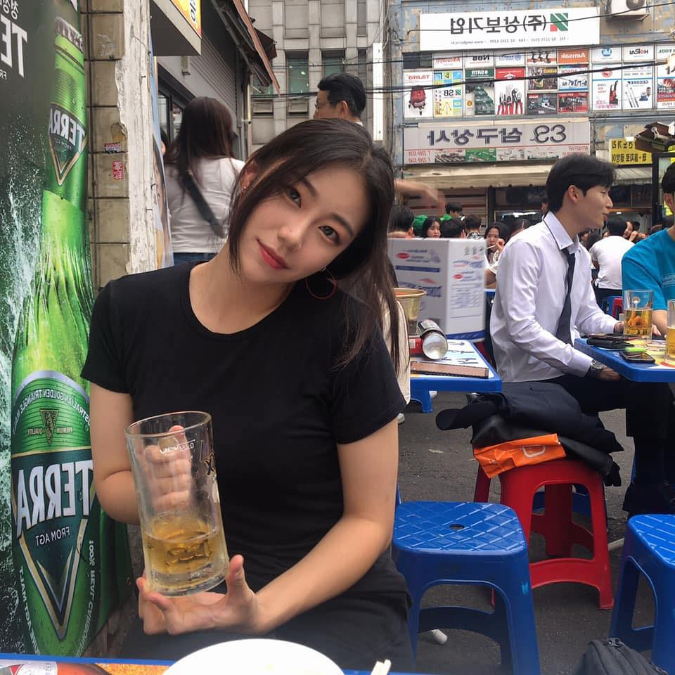 Yoonkyung Cha không phải nữ phóng viên nước ngoài đầu tiên theo dõi, ủng hộ đội tuyển U23 Việt Nam và thu hút được sự chú ý. Trước đó 1 số phóng viên khác của Hàn Quốc, Thái Lan cũng tới đưa tin về thầy trò HLV Park Hang-seo và trở nên nổi tiếng vì quá xinh.