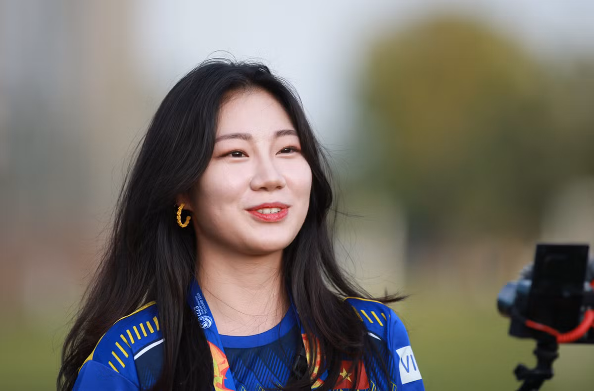 "Tôi không biết quá nhiều về cầu thủ U23 Việt Nam dù đã nghe nhiều về họ. Tôi theo đội vì có HLV Park Hang-seo, người rất nổi tiếng tại Hàn Quốc. Bên cạnh đó tôi cũng biết nghe về Quang Hải" - nữ phóng viên xinh đẹp ngại ngùng cho biết.