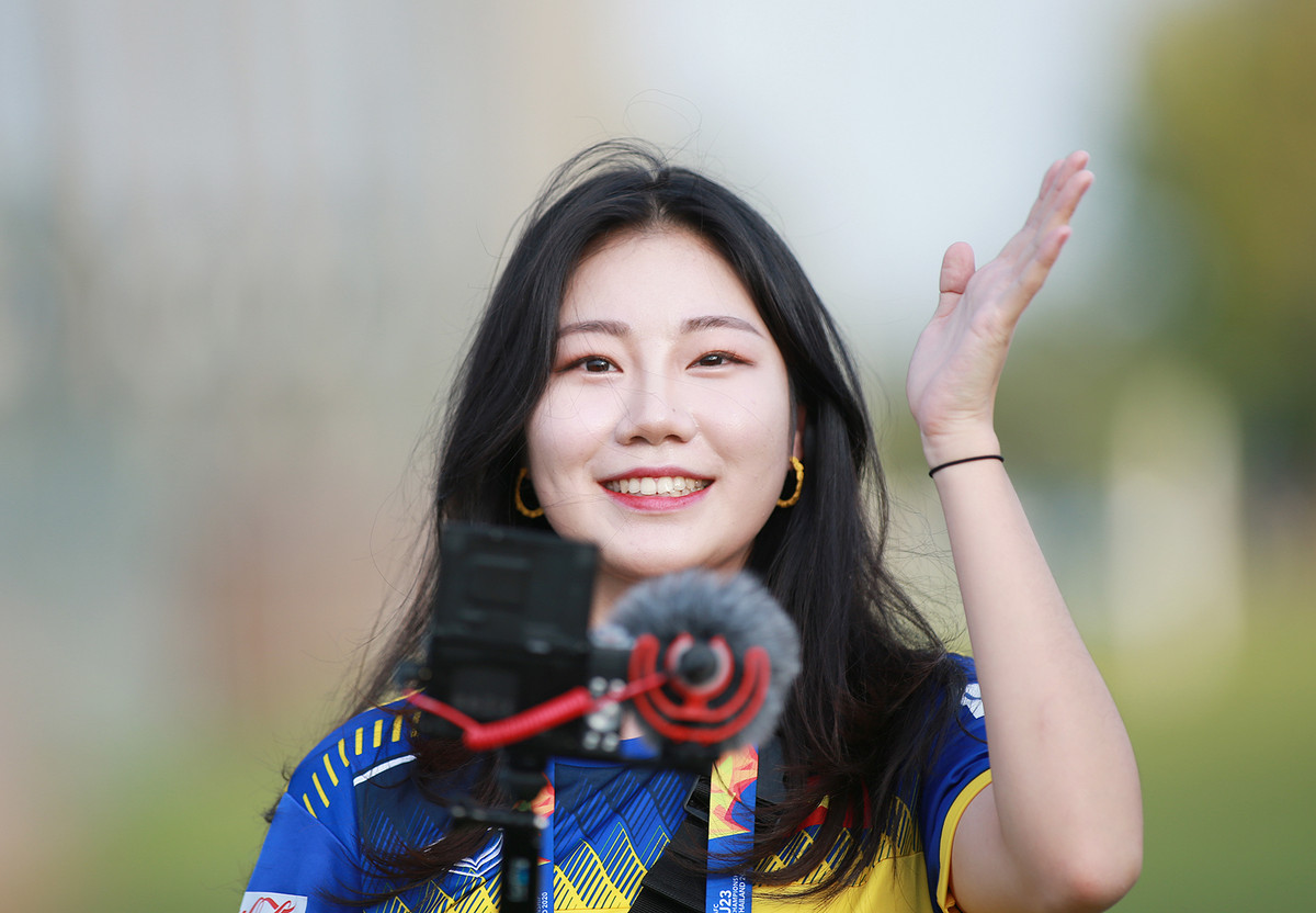 Yoonkyung Cha chia sẻ cô rất yêu thích bóng đá, ngay từ khi còn học đại học đã theo dõi môn thể thao này. Chính bởi vậy khi được cử tới Thái Lan đưa tin về VCK U23 Châu Á cô rất phấn khích. Nữ phóng viên hy vọng cả U23 Hàn Quốc và U23 Việt Nam sẽ giành được thành tích cao tại giải lần này.