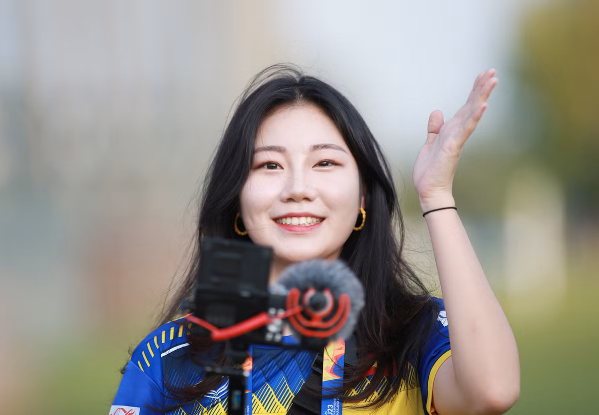 Yoonkyung Cha chia sẻ cô rất yêu thích bóng đá, ngay từ khi còn học đại học đã theo dõi môn thể thao này. Chính bởi vậy khi được cử tới Thái Lan đưa tin về VCK U23 Châu Á cô rất phấn khích. Nữ phóng viên hy vọng cả U23 Hàn Quốc và U23 Việt Nam sẽ giành được thành tích cao tại giải lần này.