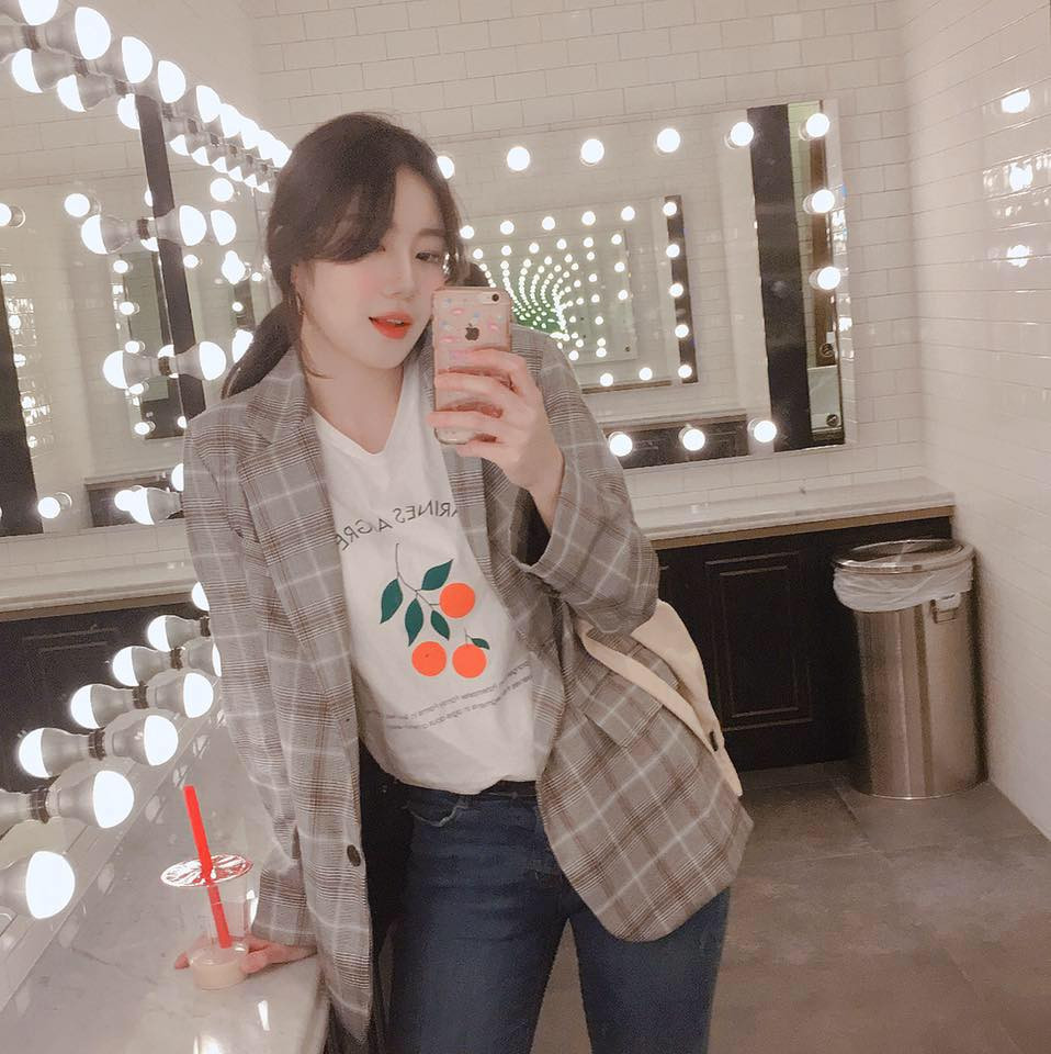 Nữ phóng viên Hàn Quốc sở hữu nhan sắc xinh đẹp với làn da trắng đặc trưng, mũi cao và chiều cao khá nổi bật. Chẳng thế mà cô nàng chiếm luôn cả spotlight của dàn cầu thủ U23 Việt Nam.