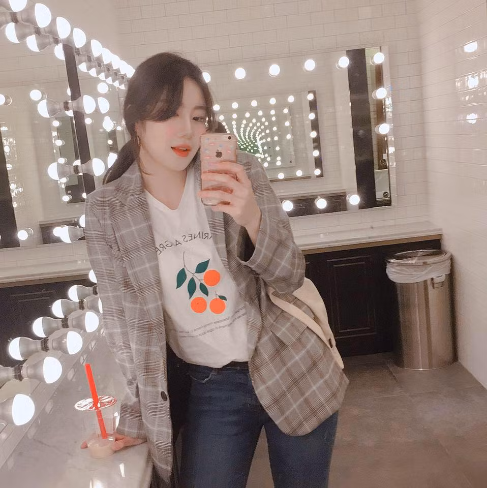 Nữ phóng viên Hàn Quốc sở hữu nhan sắc xinh đẹp với làn da trắng đặc trưng, mũi cao và chiều cao khá nổi bật. Chẳng thế mà cô nàng chiếm luôn cả spotlight của dàn cầu thủ U23 Việt Nam.