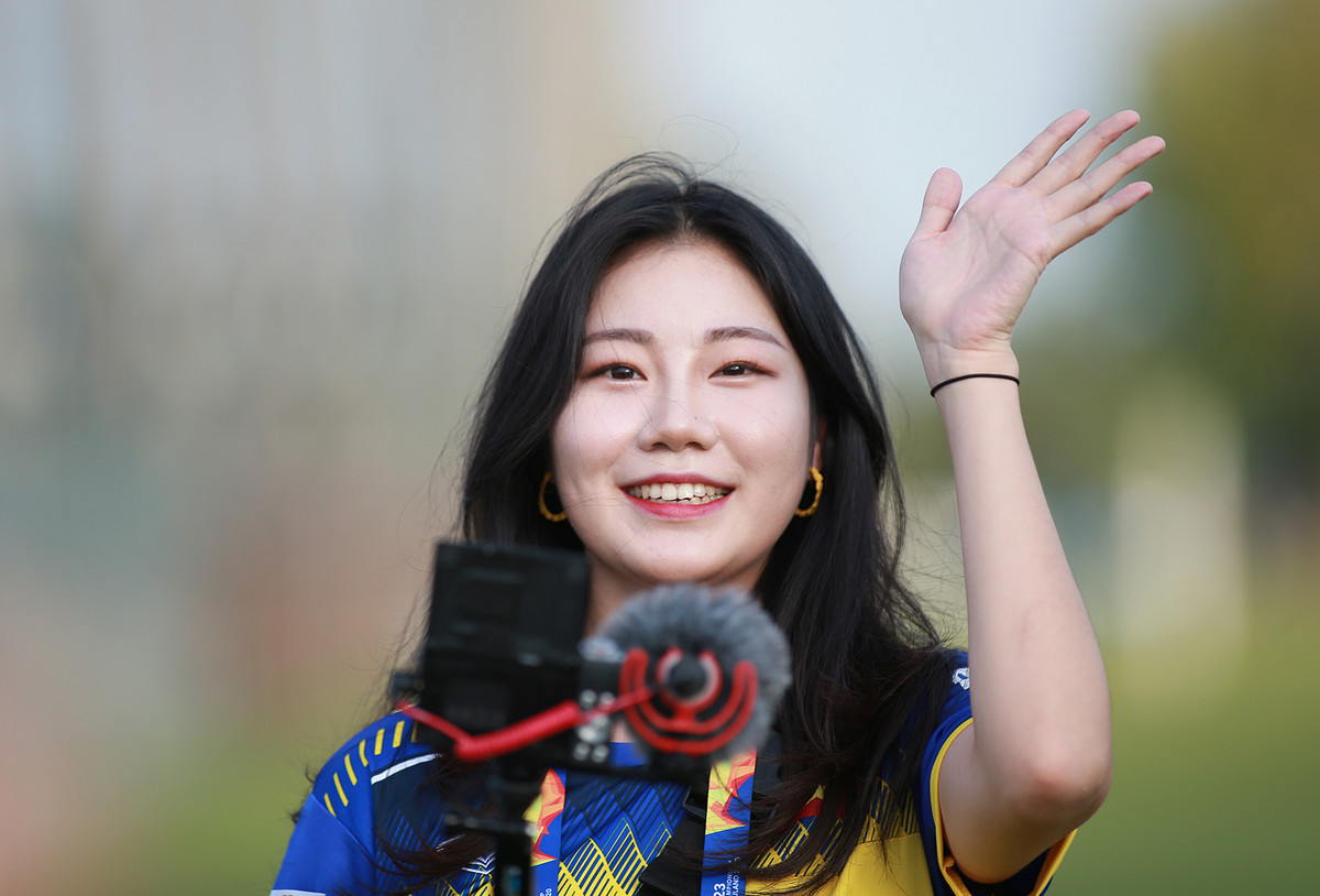 "Đây là lần đầu tiên tôi được thấy các cầu thủ ngay trước mặt. Khá lo lắng và hứng thú, bạn biết đấy, lần đầu tiên mà" - Yoonkyung rất phấn khích khi được gặp gỡ HLV Park Hang-seo và các cầu thủ.