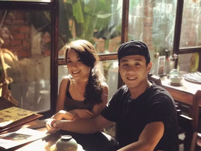 Trúc Anh và Huy Me là cặp đôi đẹp được nhiều người yêu mến. Khi cả hai công bố chia tay, nhiều thông tin cho rằng vlogger đã "cắm sừng" bạn gái khi cặp kè với hot girl Hàn Hằng. Thế nhưng sau đó, Trúc Anh cho biết không hề có chuyện phản bội và cặp đôi vẫn là bạn bè thân thiết.