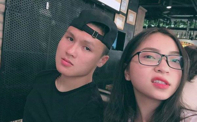 Quang Hải là chàng trai Nhật Lê gặp năm 17 tuổi, cặp đôi có khoảng thời gian yêu nhau khá dài và mặn nồng. Hot girl Quảng Nam là người sát cánh bên cạnh nam cầu thủ từ khi anh chưa nổi tiếng.