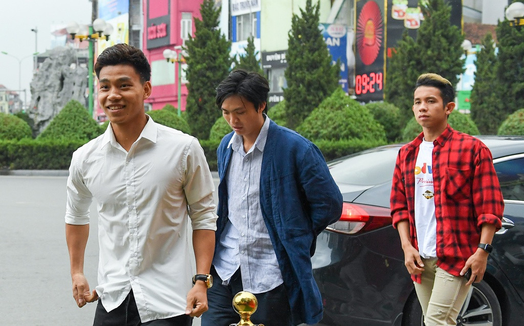 Văn Thanh, Tuấn Anh, Văn Toản và Hồng Duy là bộ ba cầu thủ đang thi đấu cho HAGL có mặt tại đám hỏi từ rất sớm để chúc mừng hạnh phúc cho đồng đội. Các cầu thủ đã di chuyển ra Hà Nội từ hôm trước để kịp có mặt chung vui.