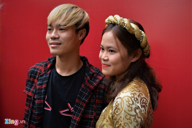 Cầu thủ sinh năm 1996 không ngớt "show" chụp hình tại đám cưới đồng đội.