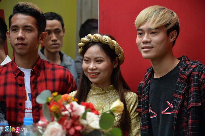 Văn Toản và Hồng Duy vui vẻ chụp hình với dàn phù dâu nhà gái. Trong khi Duy Mạnh bận làm lễ phía bên trong thì ở ngoài, khách mời chiếm hết spotlight của chú rể.