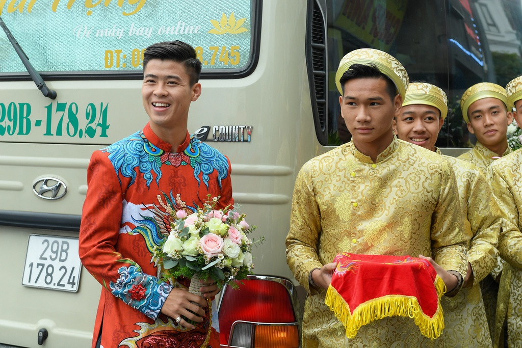 Chú rể tươi như hoa trước khi tiến vào nhà gái cử hành lễ hỏi. Gia đình nam cầu thủ chuẩn bị 11 tráp để hỏi vợ cho con trai. Đây được coi là phần lễ khá lớn, thông thường nhà trai chỉ mang 7 hoặc 9 tráp sang nhà gái.