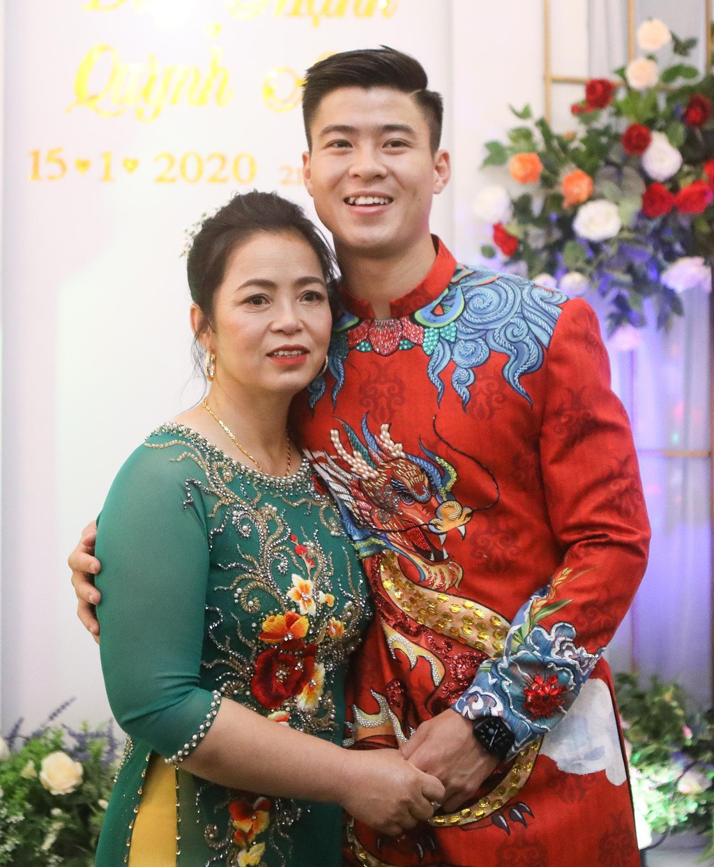 Vẫn như mọi khi, hậu vệ Duy Mạnh nhận được lời khen trong lễ ăn hỏi bở sở hữu ngoại hình quá điển trai, xứng danh visual đội tuyển Việt Nam. Anh diện trang phục áo dài đỏ thêu rồng trong ngày trọng đại.