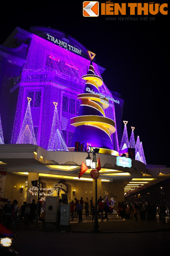 Mặt trước của Tràng Tiền Plaza.