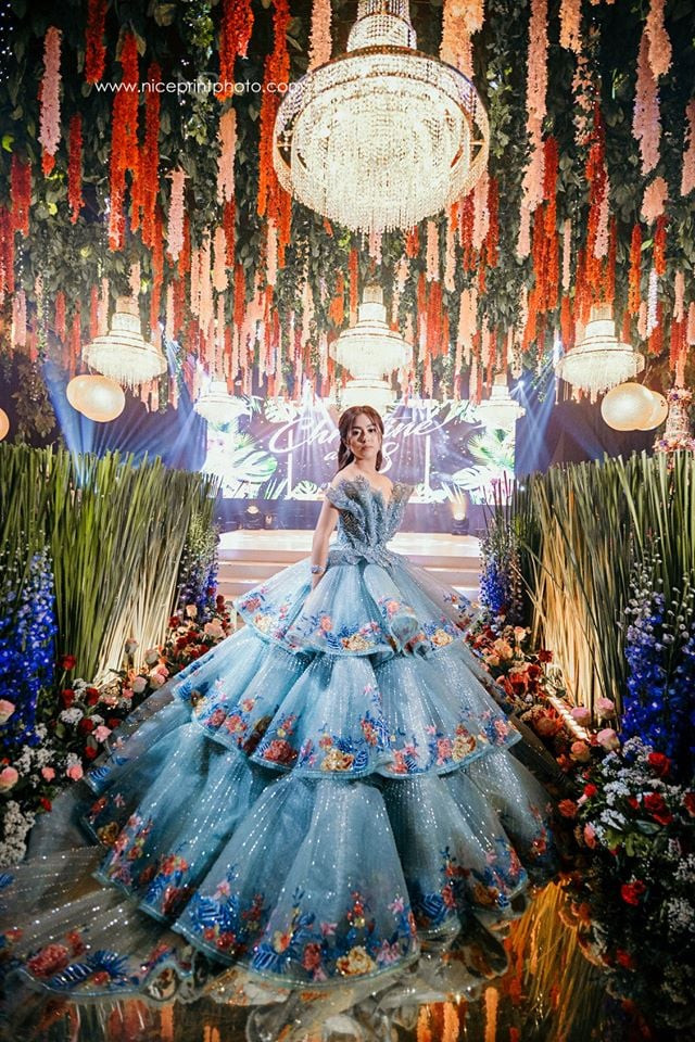 Hoá thành công chúa là ước mơ của bất kỳ cô gái nhỏ nào. Mới đây, một rich kid Philippines đã quyết tâm biến bữa tiệc mừng sinh nhật của mình thành một tiệc hoàng gia với hoa, bánh và đầy những thứ sang chảnh và cô là công chúa của bữa tiệc để chứng minh rằng không gì là không thể, chỉ cần có tiền.