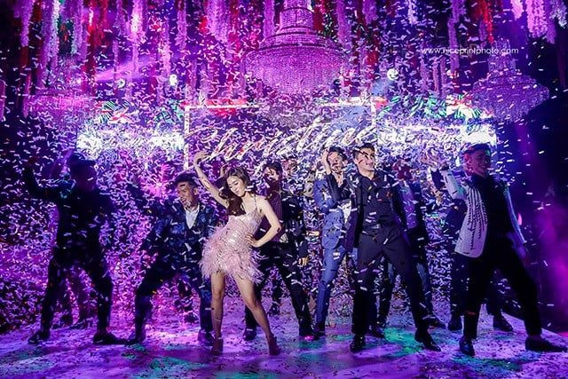 Christine đã thay tổng cộng 6 bộ váy thiết kế riêng trong suốt cả bữa tiệc và bộ nào cũng khiến người tham dự phải "choáng" vì độ hoành tráng.