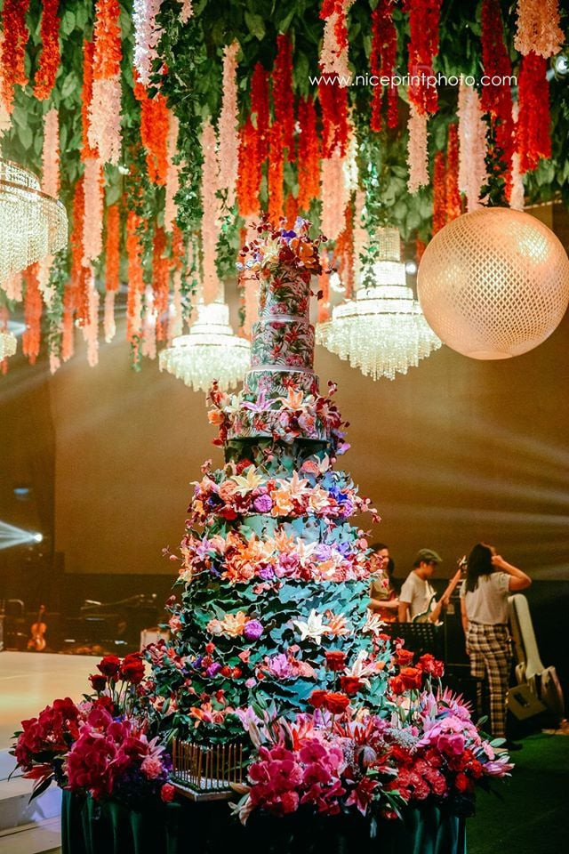 Chiếc bánh kem được làm riêng với kích cỡ khổng lồ, trang trí đầy những là hoa theo đúng concept của buổi tiệc. Theo tiết lộ, riêng chiếc bánh này đã có giá 5000 đô.