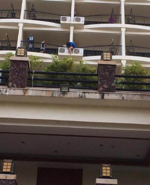 Xon xao tiep vien hang khong nhay lau tu tu vi tinh