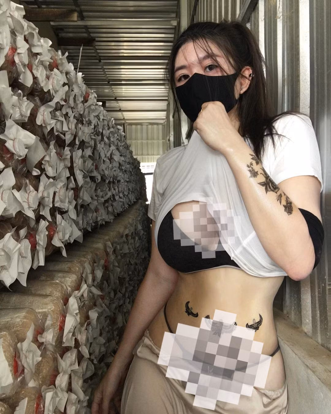 Niparat Konyai không ít lần tạo dáng bạo bên những cây nấm