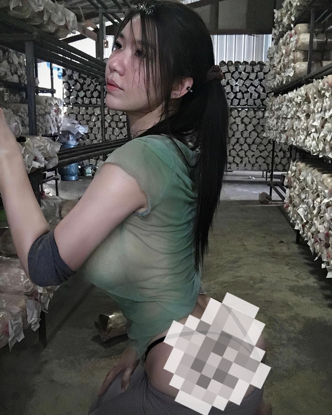 Sau khi những tấm ảnh này được cô nàng đăng lên, nhiều netizen đã có sự tranh cãi. Có người cho rằng cô ăn mặc như này là quá nhạy cảm, gợi tình và chỉ nhằm mục đích câu lấy sự chú ý.