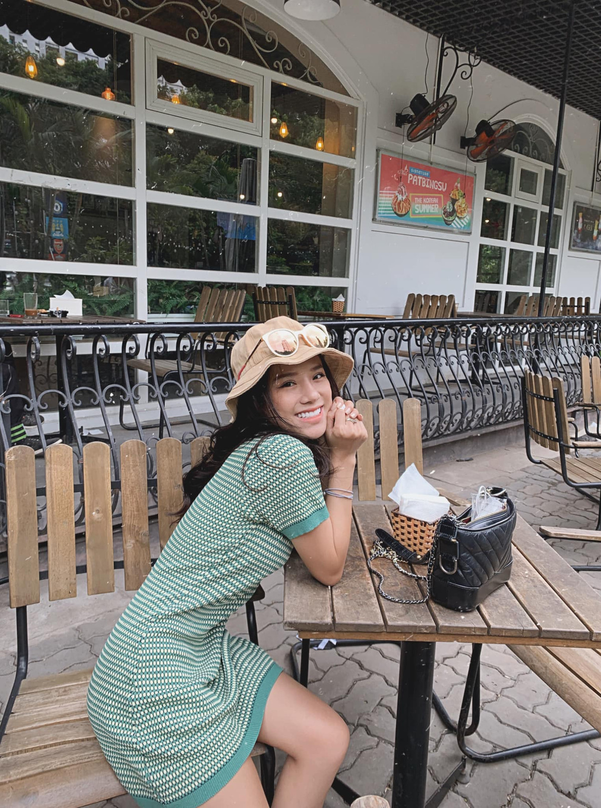 Người đẹp cho biết trước khi bấm máy quay MV đầu tay, cô đã nỗ lực giảm 7kg bằng phương pháp tập luyện và ăn uống chế độ khoa học để có được thân hình đẹp nhất có thể. Cô mong muốn những "đứa con tinh thần" của mình sẽ hoàn thiện và ý nghĩa nhất có thể.