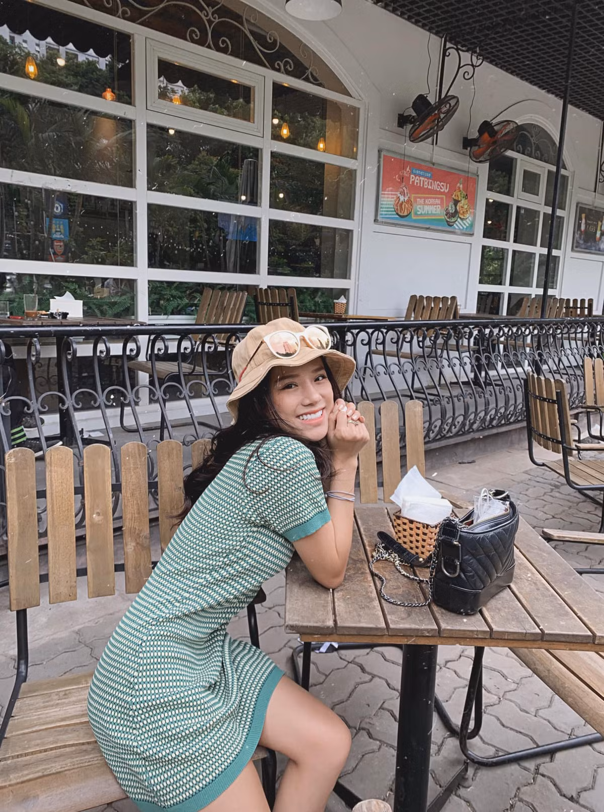 Người đẹp cho biết trước khi bấm máy quay MV đầu tay, cô đã nỗ lực giảm 7kg bằng phương pháp tập luyện và ăn uống chế độ khoa học để có được thân hình đẹp nhất có thể. Cô mong muốn những "đứa con tinh thần" của mình sẽ hoàn thiện và ý nghĩa nhất có thể.