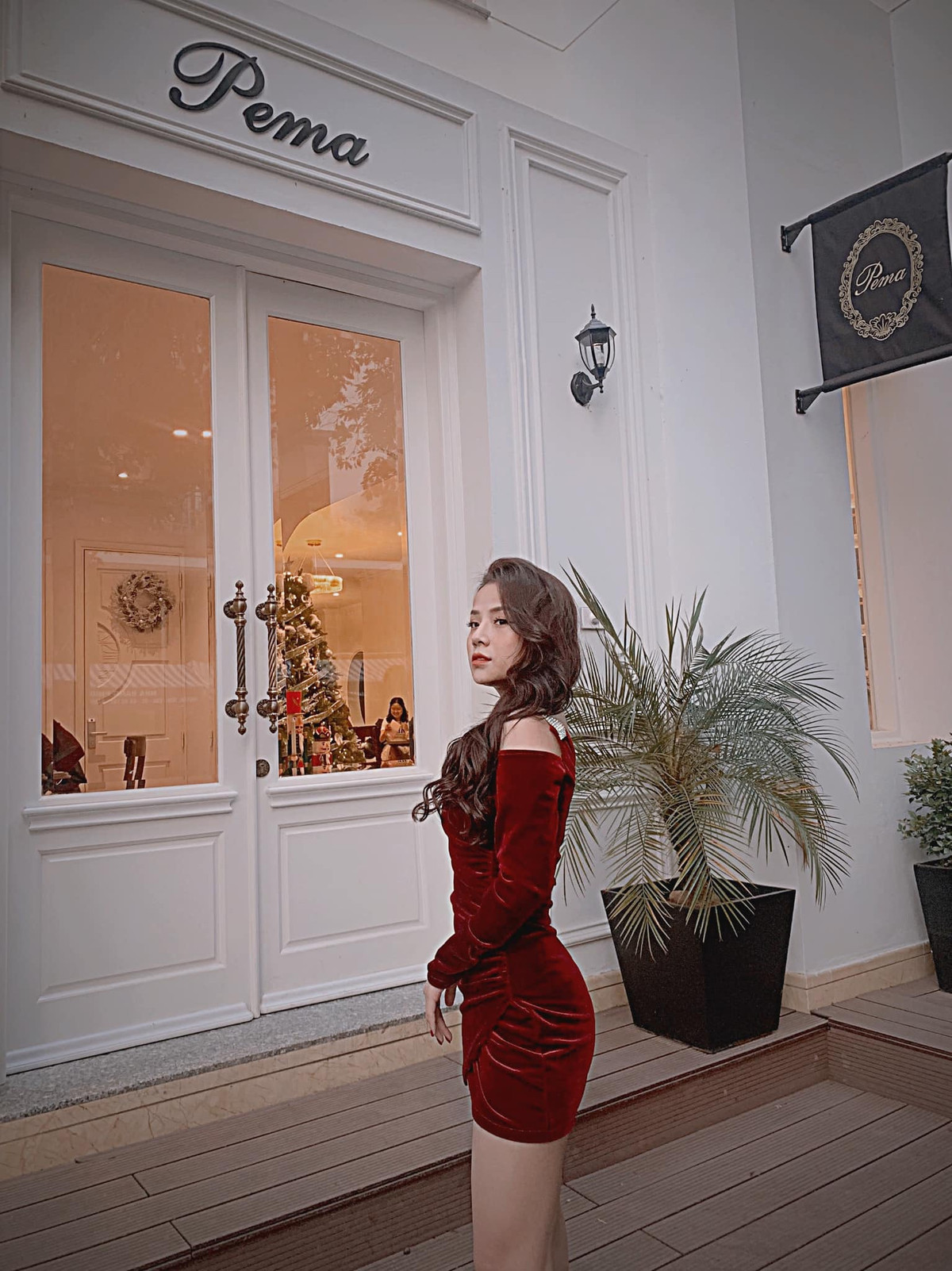 Trước đó, Thương Võ đã nổi tiếng trên mạng xã hội với các clip cover ca khúc. Trên mạng xã hội, cô có gần 170 nghìn lượt theo dõi.