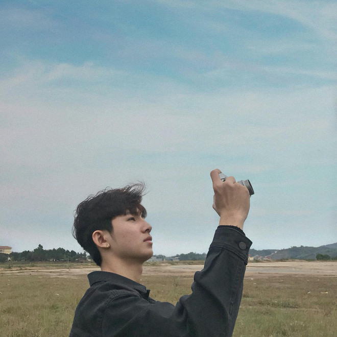 Dù chỉ ngồi uống nước và cầm điện thoại, nhưng nam sinh này lại có thần thái vô cùng cuốn hút. Không lâu sau đó, danh tính của anh chàng này đã được tìm ra.