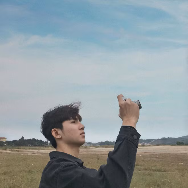 Dù chỉ ngồi uống nước và cầm điện thoại, nhưng nam sinh này lại có thần thái vô cùng cuốn hút. Không lâu sau đó, danh tính của anh chàng này đã được tìm ra.