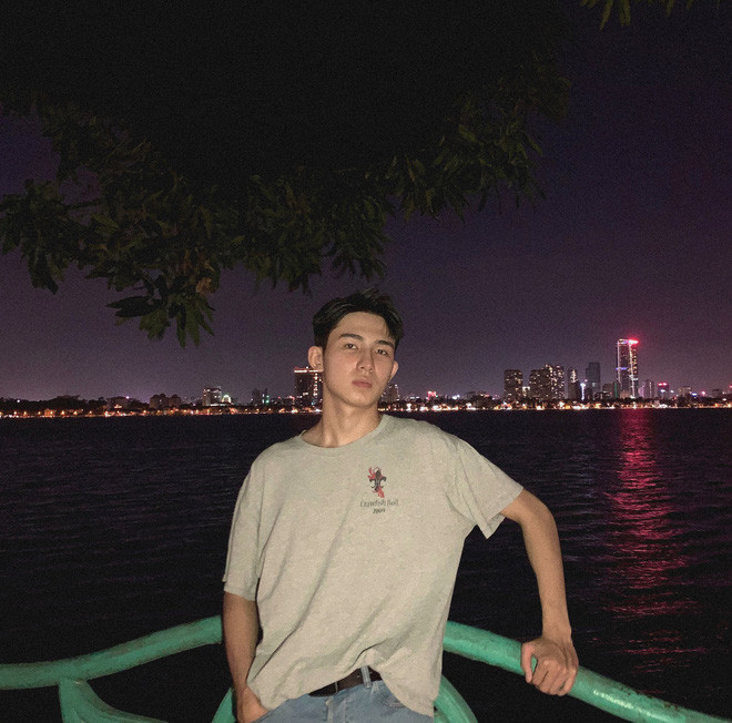 Chàng trai sở hữu chiều cao 1m80, thân hình cân đối và trên hết là gương mặt đẹp chuẩn soái ca vạn người mê.