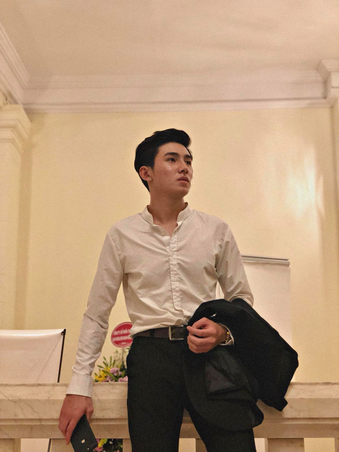 Diện áo sơ mi trắng và áo vest, Minh trông bảnh bao hơn hẳn.