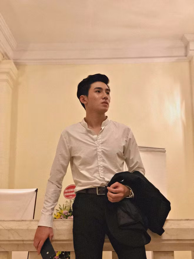 Diện áo sơ mi trắng và áo vest, Minh trông bảnh bao hơn hẳn.