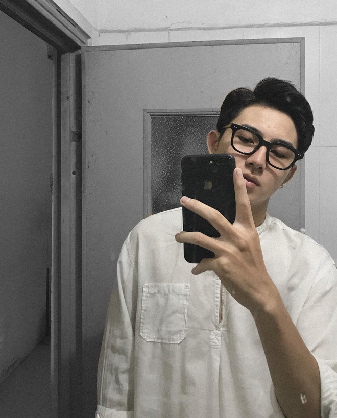 Trong trang phục thường ngày, nam sinh này đã cực kì cuốn hút dù được chụp ở mọi góc cạnh.