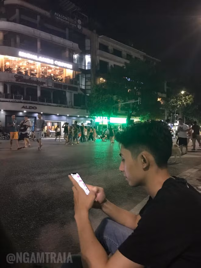 Chi ngoi bam dien thoai, hot boy 2K1 bong noi tieng nhu con