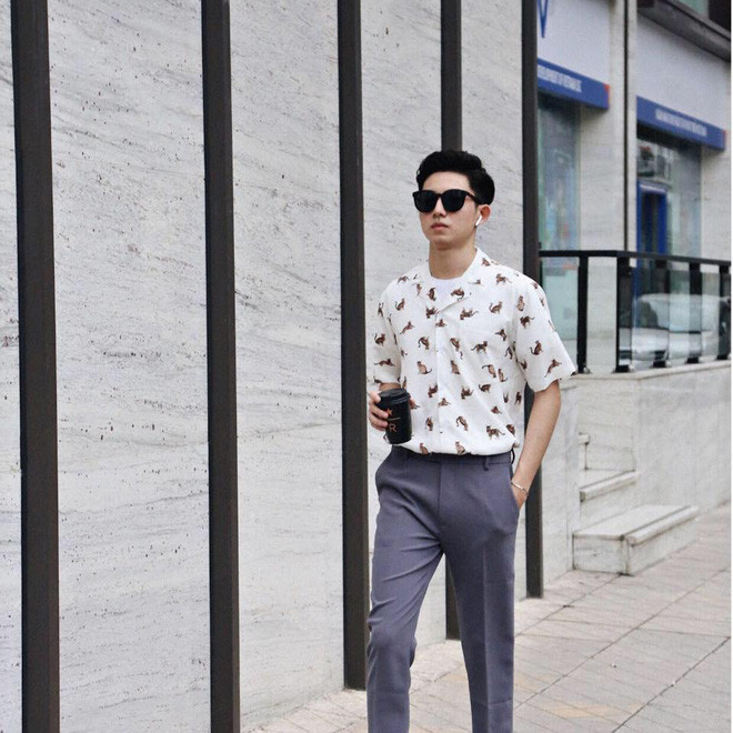 Theo đó, hot boy này tên thật là Hào Minh, hiện đang là sinh viên năm nhất trường Đại học Thành Đô.