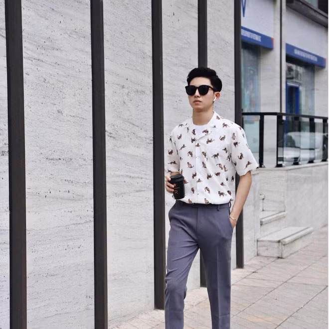 Theo đó, hot boy này tên thật là Hào Minh, hiện đang là sinh viên năm nhất trường Đại học Thành Đô.