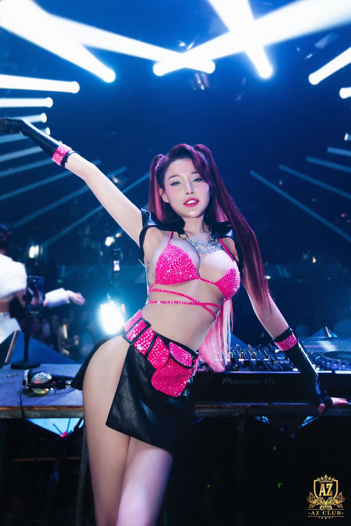 Trên mạng xã hội, nhiều netizen chỉ trích mạnh hot girl tai tiếng gốc Bình Định: "Không biết gia đình mấy cô này khi xem clip thì họ nghĩ sao nhỉ? Phản cảm quá đi. Không biết ai cấp phép cho tụi nó biểu diễn vậy trời",