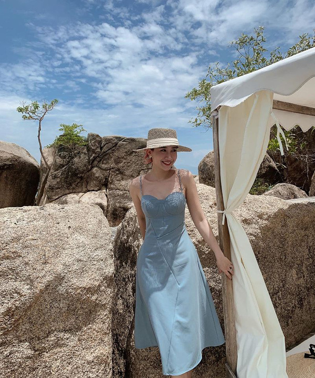 Từng được biết với vai trò một hot girl Hà Thành xinh đẹp lại có cuộc sống trong mơ, Kiều Ly còn gây ấn tượng khi sở hữu một thân hình rất chuẩn đẹp, nóng bỏng.