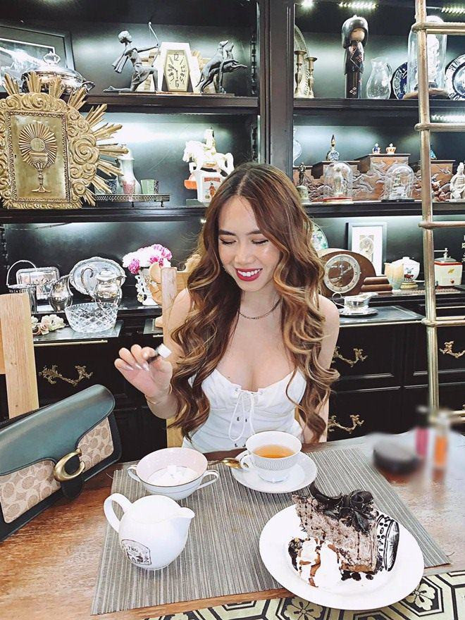 Cô nàng được mọi người biết đến qua vẻ ngoài xinh xắn cùng cuộc sống sang chảnh không thua hội "rich kid".